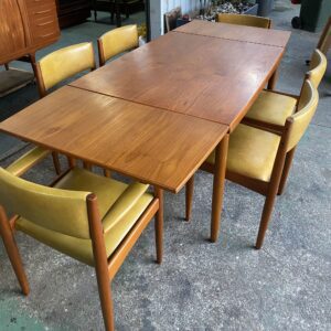 Kolter Furniture Dining Suite (920w x 1220l(closed) x 2150l(extended) Table and 6 chairs in good original order
